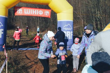 17 Kasım 2018 Logoisk Belarus Beetle-trail 8 Logoisk Çocuklu bir kadın bitişe koştu