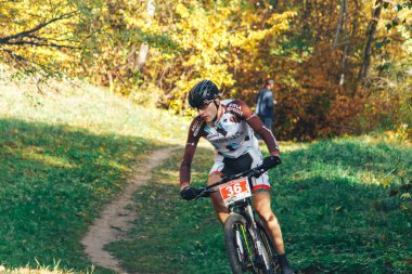 14 Ekim 2018, Minsk, Belarus.2018 Olimpik Kros Kupası XCO Medvezhino 'da Orman yolunda bisiklet süren bir adam