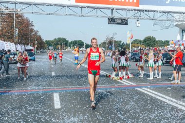9 Eylül 2018 Minsk Belarus Yarı Maratonu Minsk 2018 İnsan bitiş çizgisini geçti