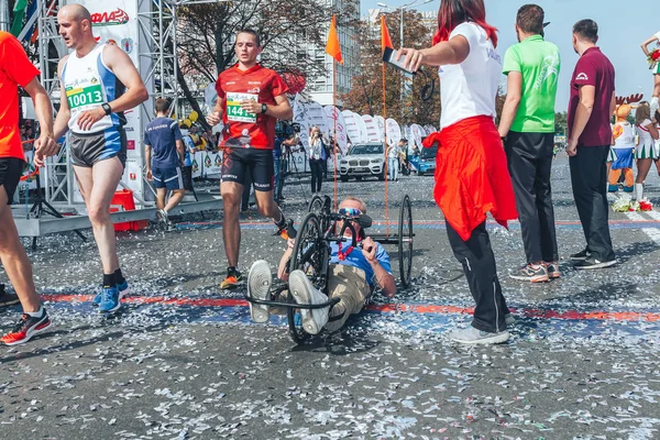 2018年9月9日 明斯克白俄罗斯半程马拉松明斯克2018一名男子坐在轮椅上 在跑步的人之间 — 图库照片