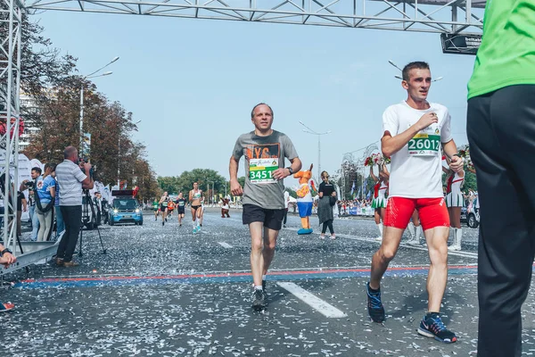 九月9 2018 明斯克白俄罗斯半程马拉松明斯克 2018 男子冲过终点线 — 图库照片