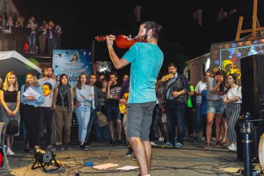 1 Eylül 2018 Minsk Beyaz Rusya sokak şenlikleri akşam şehrin bir adam bir keman ile insanların önünde sokakta oynuyor