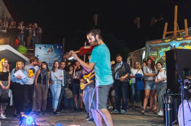 1 Eylül 2018 Minsk Beyaz Rusya sokak şenlikleri akşam şehrin bir adam bir keman ile insanların önünde sokakta oynuyor