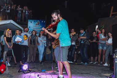 1 Eylül 2018 Minsk Beyaz Rusya sokak şenlikleri akşam şehrin bir adam bir keman ile insanların önünde sokakta oynuyor