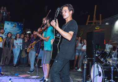 1 Eylül 2018 Minsk Beyaz Rusya sokak şenlikleri akşam şehrin adam keman ve gitar adam oynuyor, sokakta bir akşam konser.