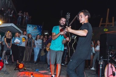 1 Eylül 2018 Minsk Beyaz Rusya sokak şenlikleri akşam şehrin adam keman ve gitar adam oynuyor, sokakta bir akşam konser.