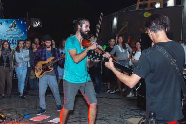 1 Eylül 2018 Minsk Beyaz Rusya sokak şenlikleri akşam şehrin adam keman ve gitar adam oynuyor, sokakta bir akşam konser.