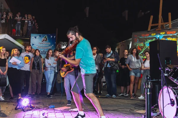 1 Eylül 2018 Minsk Beyaz Rusya sokak şenlikleri akşam şehrin bir adam bir keman ile insanların önünde sokakta oynuyor