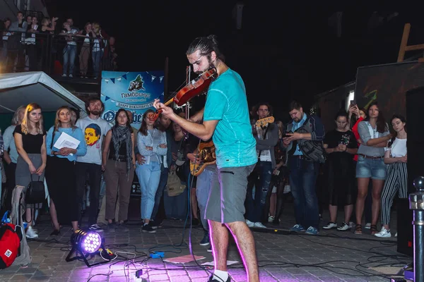 1 Eylül 2018 Minsk Beyaz Rusya sokak şenlikleri akşam şehrin bir adam bir keman ile insanların önünde sokakta oynuyor