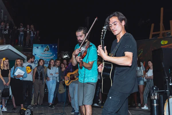1 Eylül 2018 Minsk Beyaz Rusya sokak şenlikleri akşam şehrin adam keman ve gitar adam oynuyor, sokakta bir akşam konser.