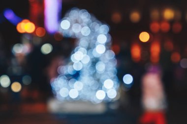 Parlak bir figürün renkli ışıklarının bulanık arka planı.