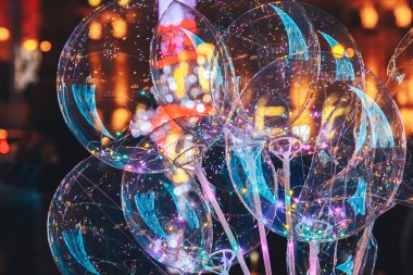 Bulanık ışıkların arka planında balonlar