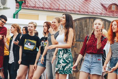 21 Temmuz 2018 , Minsk,Belarus Caddesi'nde yürüyen kadınlar ve kızlar sokak konserinde duruyor