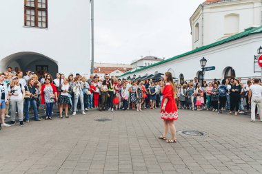 21 Temmuz 2018, Minsk, Beyaz Rusya Street yürüyüş kadın bir mikrofon ile bir sokak konserde söylüyor