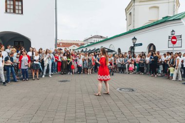 21 Temmuz 2018, Minsk, Beyaz Rusya Street yürüyüş kadın bir mikrofon ile bir sokak konserde söylüyor