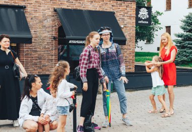 21 Temmuz 2018 , Minsk,Belarus Caddesi'nde yürüyen kadınlar ve kızlar sokak konserinde duruyor