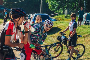 26-27 Mayıs 2018 Naliboki,Belarus Tüm Belarus amatör maratonu Naliboki Bisikletçiler bisikletlerin yanında durup su içiyor
