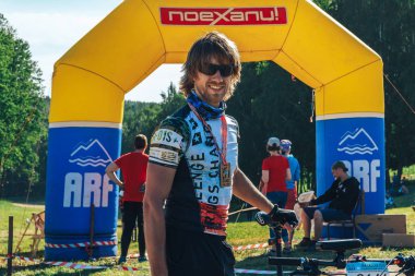 26-27 Mayıs 2018 Naliboki,Belarus Tüm Belarus amatör maratonu Naliboki Bisikletli bir adam finişte madalyalı duruyor