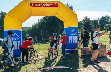 Mayıs 26-27, 2018 Naliboki, Beyaz Rusya All-Belarusça amatör maraton Naliboki A man ve boynunda bir madalya ile bitirmek şişirilebilir kemer ile çalışır