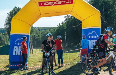 26-27 Mayıs 2018 Naliboki,Belarus Tüm Belarus amatör maratonu Naliboki Bisikletli bir adam finişte madalyalı duruyor