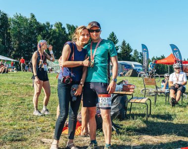 26-27 Mayıs 2018 Naliboki,Belarus Tüm Belarus amatör maratonu Naliboki Parkta kameralı bir erkek ve bir kadın duruyor.
