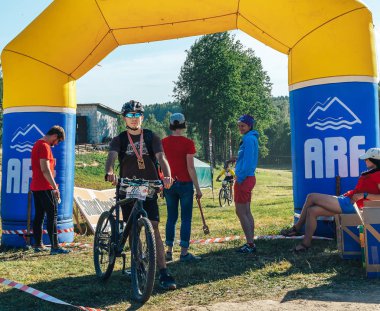 26-27 Mayıs 2018 Naliboki,Belarus Tüm Belarus amatör maratonu Naliboki Bisikletli bir adam finişte madalyalı duruyor