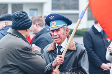 7 Kasım 2018 Minsk Beyaz Rusya yıldönümü büyük Ekim sosyalist devrimin bir grup insan ile meydanında ayakta bayraklar..
