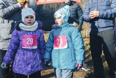 17 Kasım 2018 Logoisk Belarus Beetle-trail 8 Logoisk İki küçük kız koşudan sonra bitiş çizgisine