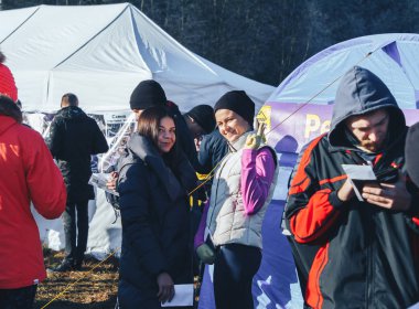 17 Kasım 2018 Logoisk Belarus Beetle-trail 8 Logoisk İki güzel kız çadırların yanındaki insanlar arasında duruyor.