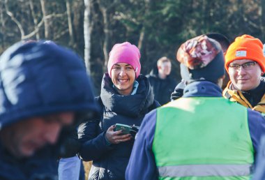 17 Kasım 2018 Logoisk Belarus Beetle-trail 8 Logoisk Bir telefon ile bir kadın orman yakınındaki insanlar arasında duruyor