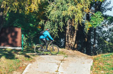 6 Ekim 2018 Novogrudok Belarus Castle Road Bisikletçi adam güneşli bir günde bir şehirde sabit vites spor bisiklet sürme