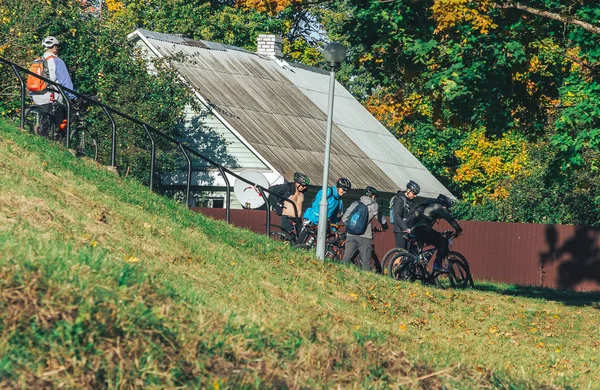Oktober 2018 Novogrudok Weißrussland Burgstraße Menschen Mit Fahrrädern Gehen Die — Stockfoto