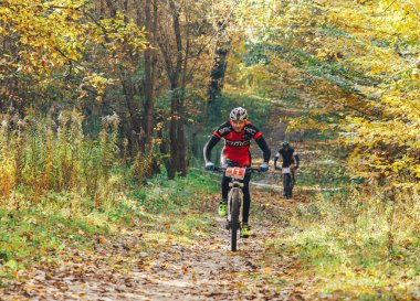 14 Ekim 2018, Minsk, Belarus.2018 Olimpik Kros Kupası XCO Medvezhino 'da Orman yolunda bisiklet süren bir adam