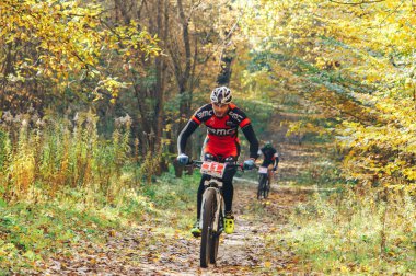 14 Ekim 2018, Minsk, Belarus.2018 Olimpik Kros Kupası XCO Medvezhino 'da Orman yolunda bisiklet süren bir adam