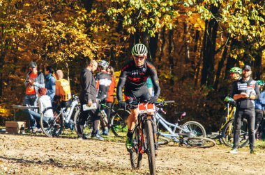 14 Ekim 2018, Minsk, Belarus.2018 Olimpiyat Kros Kupası Xco medvezhino bir adam insanların yanında bisiklet sürmek bir adam