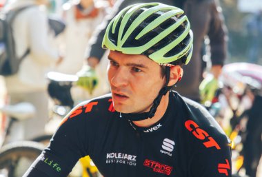 14 Ekim 2018, Minsk, Belarus.2018 Olimpik Kros Kupası XCO Medvezhino 'da yakışıklı bisikletçi profiline yakın plan