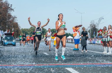 9 Eylül 2018 Minsk Belarus Yarı Maratonu Minsk 2018 Erkekler ve kadınlar koşup bitiş çizgisini geçiyor