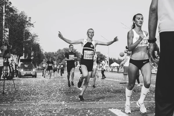 2018年9月9日 明斯克白俄罗斯半程马拉松 明斯克 2018 男女长跑和冲过终点线 — 图库照片