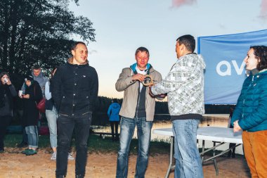 29 Eylül 2018 Belarus'un görüş alanında Minsk Belarus Quest Gölün arka planında parkta duran bir grup insan