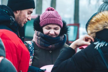 9 Şubat 2019 Minsk Belarus Koşusu 14 Şubat'a adanmış Qahanna Erkeği ve sokakta konuşan kadın için