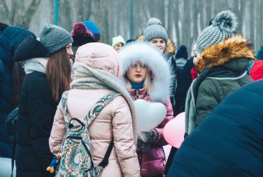 9 Şubat 2019 Minsk Belarus Koşusu 14 Şubat'a adanmış Qahanna Kızları için kalp şeklinde balonlar sokakta