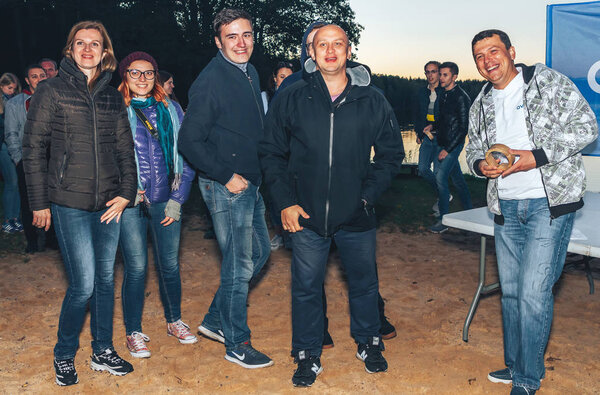 29 сентября 2018 года Минск Беларусь Поиск по достопримечательностям Беларуси Группа людей стоит в парке на фоне озера
