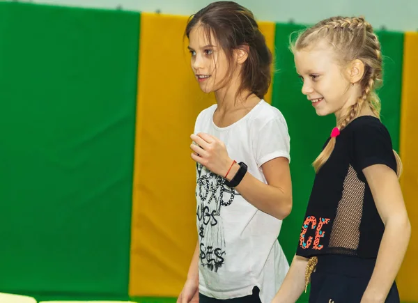 Luty 2019 Mińsk Białoruś Trening Hali Trampoliny Dwie Młode Dziewczyny — Zdjęcie stockowe
