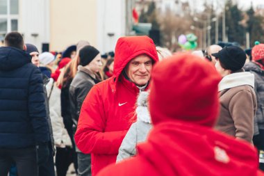 23 Şubat 2019 Minsk Belarus 23 Şubat'ta tatil onuruna yarış İnsanlar tatilde sokakta yürüyor