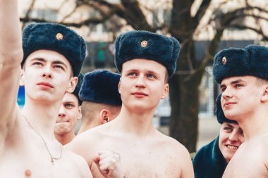 23 Şubat 2019 Minsk Belarus 23 Şubat'ta tatil onuruna yarış bir çıplak göğüslü asker diğer askerler arasında telefonda selfie alır