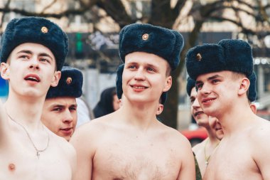 23 Şubat 2019 Minsk Belarus 23 Şubat'ta tatil onuruna yarış bir çıplak göğüslü asker diğer askerler arasında telefonda selfie alır