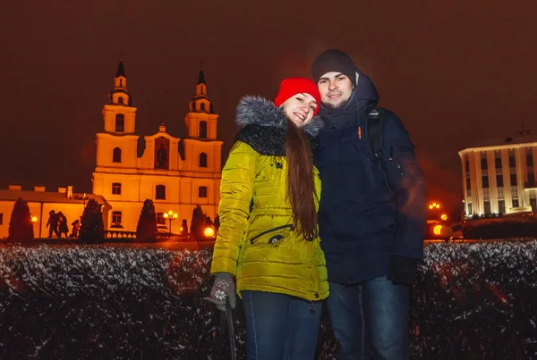 Janeiro 2019 Minsk Belarus Cara Menina Estão Inverno Lado Igreja — Fotografia de Stock