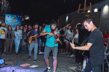 1 Eylül 2018 Minsk Beyaz Rusya sokak şenlikleri akşam şehrin adam keman ve gitar adam oynuyor, sokakta bir akşam konser.