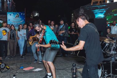 1 Eylül 2018 Minsk Beyaz Rusya sokak şenlikleri akşam şehrin adam keman ve gitar adam oynuyor, sokakta bir akşam konser.