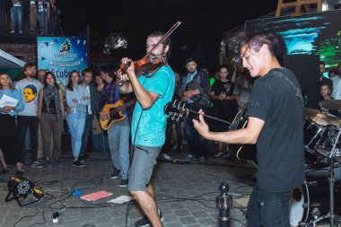 1 Eylül 2018 Minsk Beyaz Rusya sokak şenlikleri akşam şehrin adam keman ve gitar adam oynuyor, sokakta bir akşam konser.